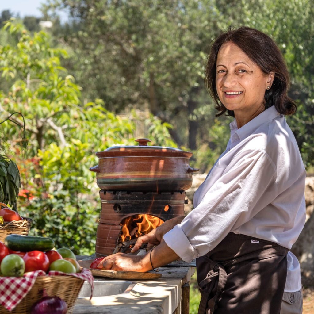 Private tour guide with guests in Crete — personal experience